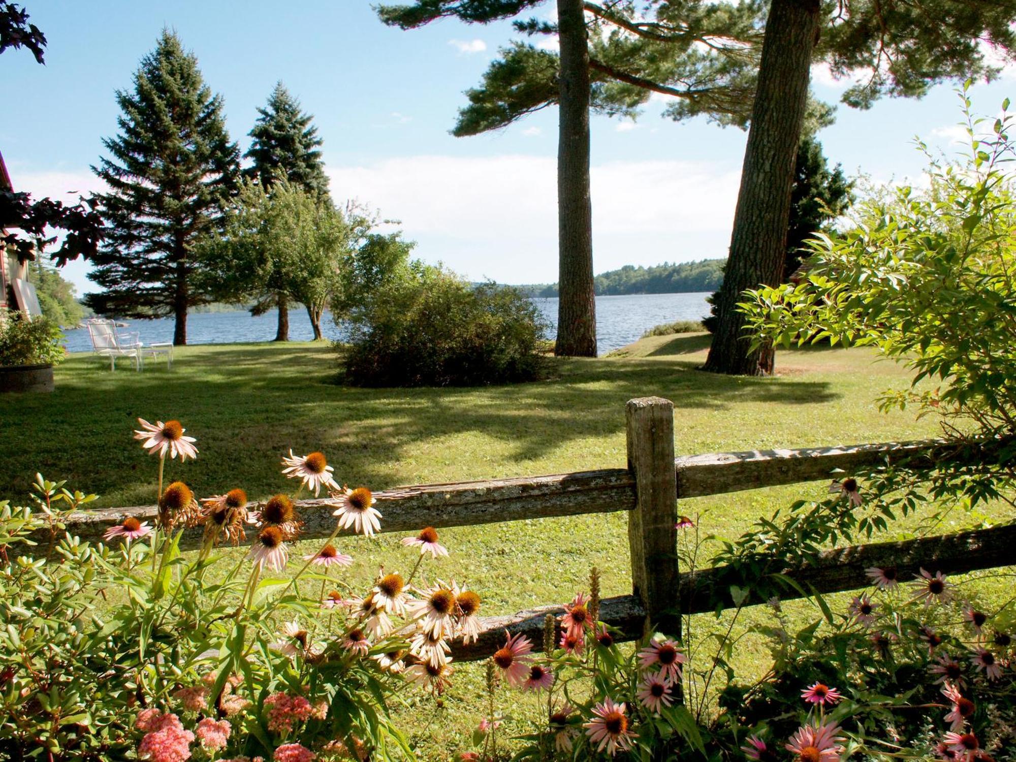 Alamoosook Lakeside Inn Orland Buitenkant foto